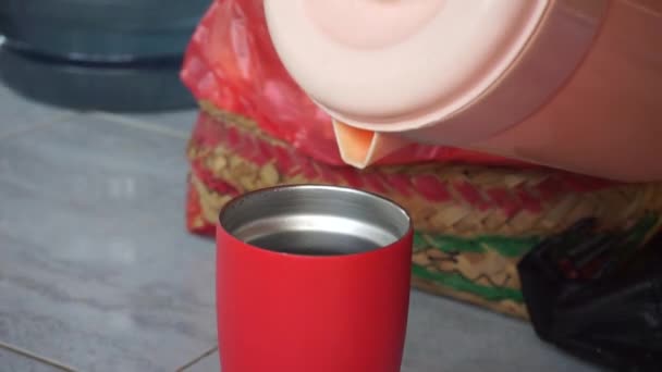 Ludzie Wlewają Wodę Szklanek Woda Jest Wylewana Różowego Czajnika — Wideo stockowe