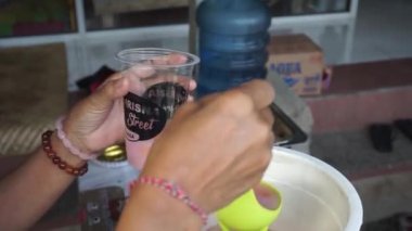 Bali, Endonezya - Mei 02, 2022: Bir bardağa meyve buzu doldurmak, tipik bir Endonezya içkisi