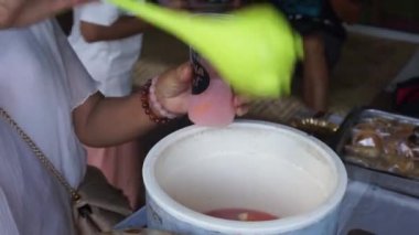 Bali, Endonezya - Mei 02, 2022: Bir bardağa meyve buzu doldurmak, tipik bir Endonezya içkisi