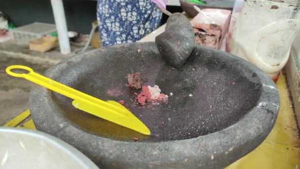 Obchodník Míchá Koření Rujaku Rujak Typické Indonéské Jídlo Které Skládá — Stock video