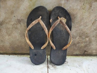 Kullanılmış sandaletler çok kirlidir çünkü bir daha asla kullanılmazlar..