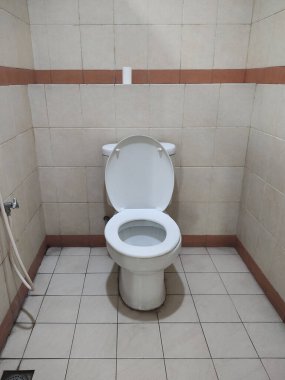 Umumi tuvalette oturaklı temiz klozet.
