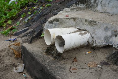 Double Six plajındaki kanalizasyon borusu