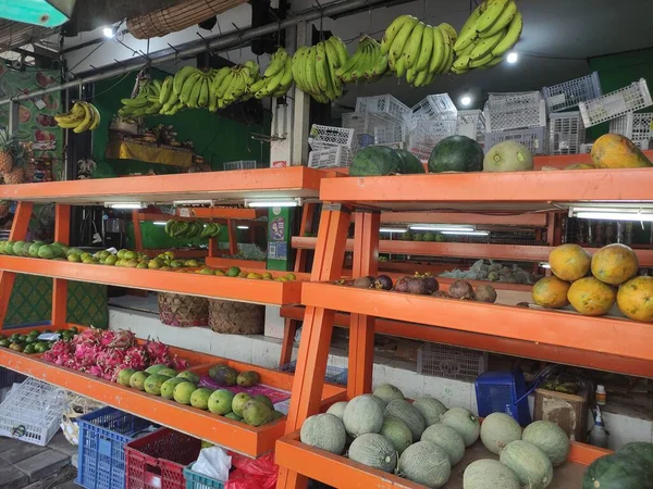 印度尼西亚巴厘岛巴东 2021年12月19日 这家水果店展示了各种各样的水果供销售 被分类的水果陈列在橙色的架子上 — 图库照片