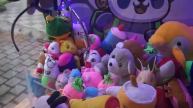 Bali, Endonezya - 26 Mayıs 2022: pençe makinesiyle oynamak. Bebeği almak için çimdikle. Oynamak için bozuk paraya ihtiyacım var