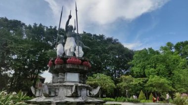Bali, Endonezya - 28 Mayıs 2022 Puputan Badung Anıtı. Puputan Badung Sahası 'ndaki maskot heykeli ya da Puputan bahçesi, Denpasar, Bali, Endonezya.