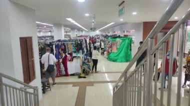 Bali, Endonezya - 26 Mayıs 2022: Alıcı Sukawati Sanat Marketi, Gianyar 'dan almak için kıyafet seçer. Kalabalık durum.