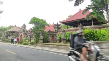 Bali, Endonezya - 26 Mayıs 2022: Ubud Kraliyet Sarayı Ubud şehrinin merkezinde yer almaktadır ve sarayın bir kısmı halka açıktır. Bir sürü heykel ve gravür var..
