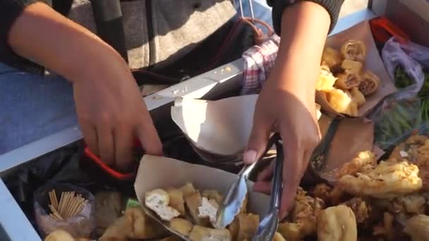 Spring Roll Traders Cutting Spring Rolls Indonesia Often Called Lumpia — Stock Video