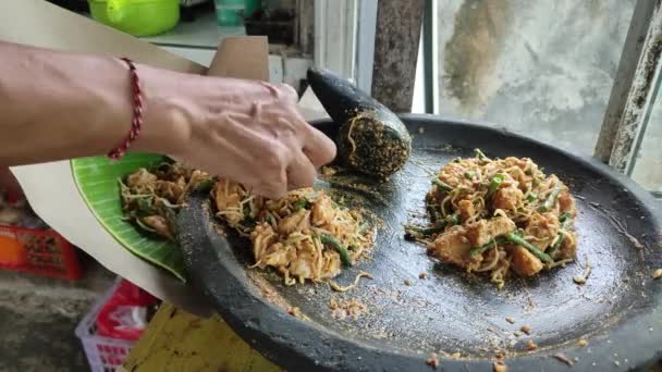Tipat Cantok Uma Comida Tradicional Indonésia Consiste Bolo Arroz Cozido — Vídeo de Stock