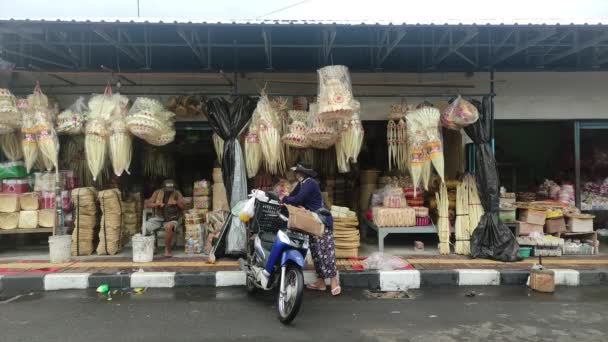 Bali Indonésia Maio 2022 Vendedor Equipamentos Cerimoniais Balineses Mercado Tradicional — Vídeo de Stock