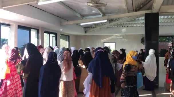 Denpasar Bali Indonesia May 2022 Мусульманські Жінки Мечеті Після Молитви — стокове відео
