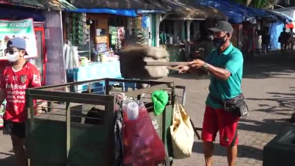 Limpeza Praia Varrendo Serapilheira Área Sanur Beach Bali Indonésia Maio — Vídeo de Stock