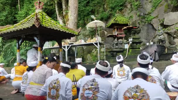 Bali Indonesië Mei 2022 Hindoes Bali Bidden Pajinengan Agung Tap — Stockvideo