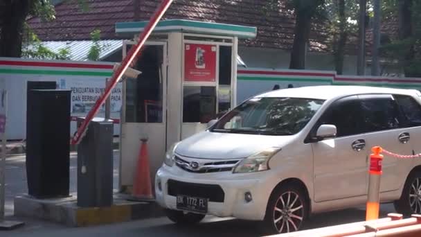 Автомобиль Оплачивает Парковку Ворот Бали Индонезия Мая 2022 Года — стоковое видео