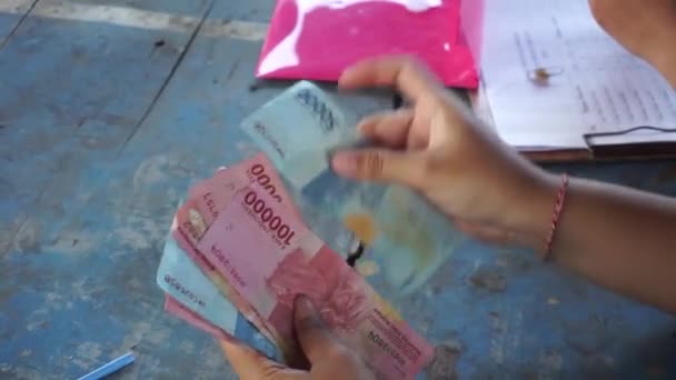 Mom Doing Arisan Counting Money Arisan Winner — Video