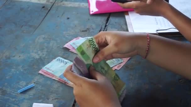 Mom Doing Arisan Counting Money Arisan Winner — Vídeo de Stock