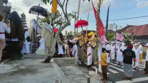 Bali Indonesia May 2022 Hindus Carrying Out Mendet Procession Piodalan — ストック動画