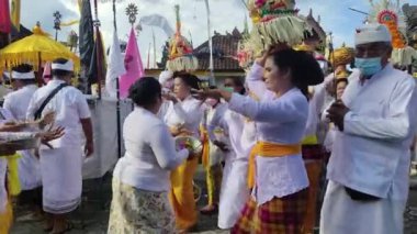 Bali, Endonezya - Mayıs 06, 2022: Hindular Piodalan etkinliğinde 