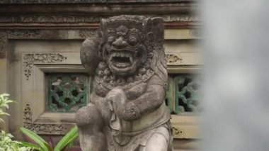 Bali, Ubud Sarayı 'nda bir muhafız heykeli..