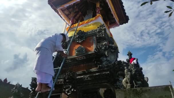 Bali Indonésia Maio 2022 Alguém Que Sobe Até Bale Kulkul — Vídeo de Stock