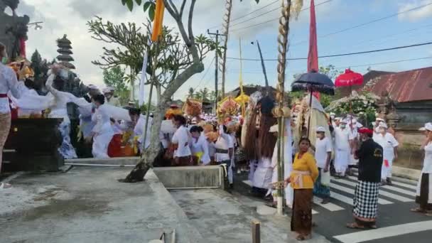 Bali Indonesia May 2022 Hindus Carrying Out Mendet Procession Piodalan — Vídeos de Stock