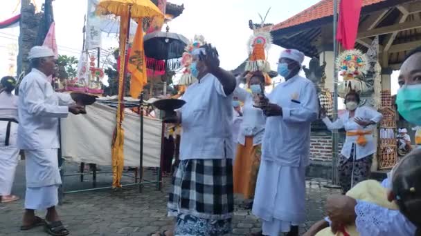 Bali Indonesië Mei 2022 Hindoes Houden Mendet Processie Het Piodalan — Stockvideo