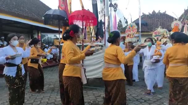 인도네시아 2022 교도들 멘데즈 행렬을 수행하고 — 비디오