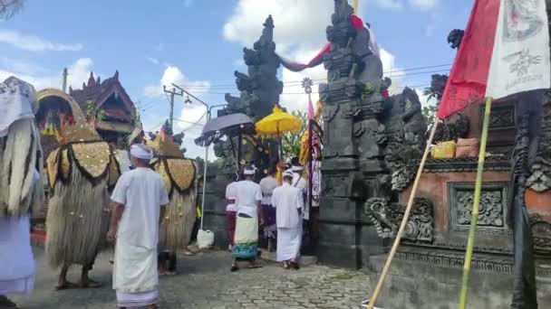Bali Indonesia May 2022 Hindus Carrying Out Mendet Procession Piodalan — Stockvideo