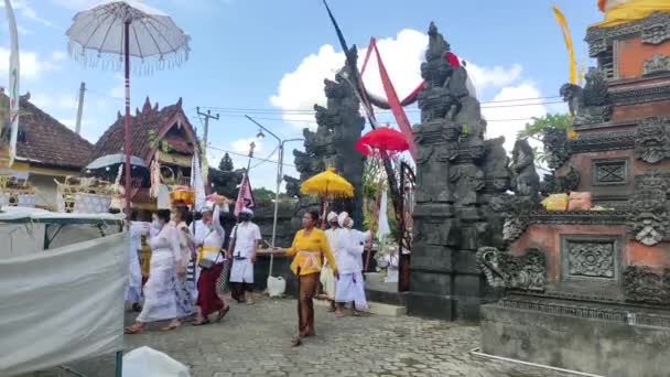 Bali Indonesië Mei 2022 Hindoes Houden Mendet Processie Het Piodalan — Stockvideo