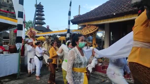 Bali Indonesia May 2022 Hindus Carrying Out Mendet Procession Piodalan — Vídeos de Stock