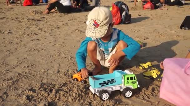 Chłopiec Bawiący Się Piaskiem Plażowym Zabawką Sanur Beach Bali Indonezja — Wideo stockowe