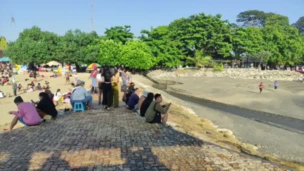 긴장을 인도네시아 발리의 해변에서 2022 해돋이를 구경하라 — 비디오