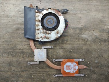 Vantilatör tamir edilirken laptopun içi tozlu, vantilatör paslı.