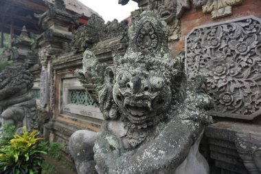 Balideki Ubud Sarayı 'ndaki muhafız heykelinin yakın görüntüsü. Bali, Ubud Sarayı' ndaki muhafız heykelinin görüntüsü..