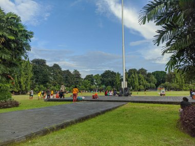 Bali, Endonezya - 28 Mayıs 2022: Öğleden sonra Badung Puputan Sahası 'nda kalabalık.