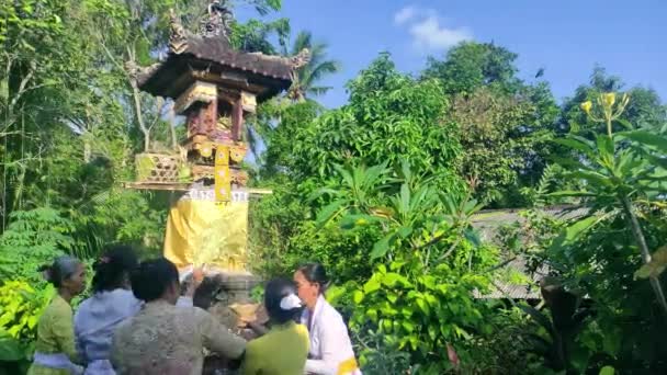 Bali Indonesia Junio 2022 Los Hindúes Balineses Hacen Ofrendas Durante — Vídeo de stock
