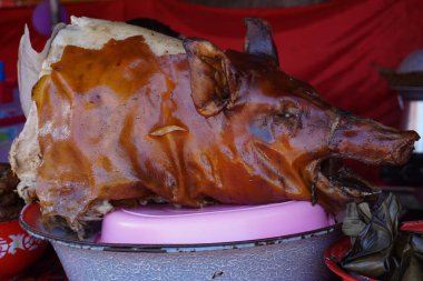 Pişmiş domuz vitrinde Babi guling.