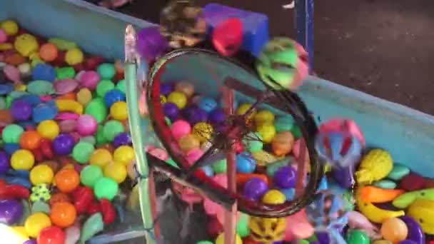 Пластиковая Игрушка Fish Мяч Бассейне Amusement Park Маленькие Дети Развлекаются — стоковое видео