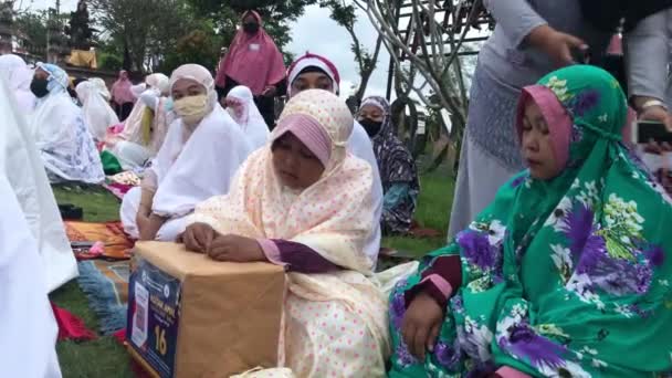 Μπαλί Ινδονησία Ιουλίου 2022 Μουσουλμάνες Γυναίκες Δωρίζουν Κατά Διάρκεια Του — Αρχείο Βίντεο