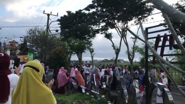 Bali Indonesia July 2022 Muslims Return Courtyard Mosque Completing Eid — Video Stock