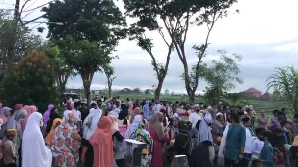 Bali Indonesia July 2022 Muslims Return Courtyard Mosque Completing Eid — Vídeos de Stock