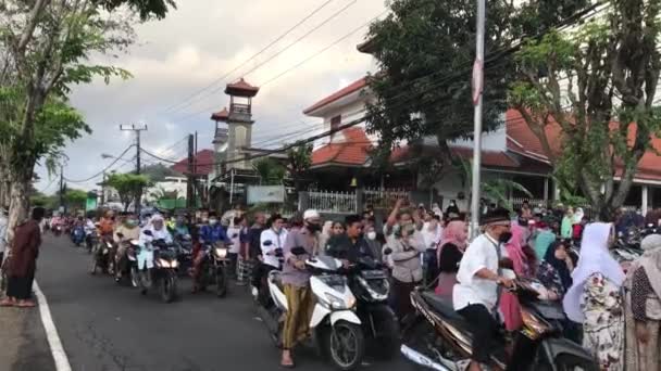 Bali Indonesia July 2022 Muslims Return Courtyard Mosque Completing Eid — Stock video