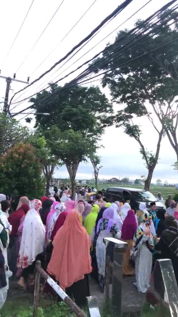 Bali Indonesia July 2022 Vertical Muslims Return Courtyard Mosque Completing — Stockvideo