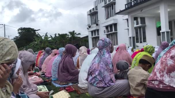 Балі Індонезія Липня 2022 Року Мусульманські Жінки Моляться Полі Бою — стокове відео
