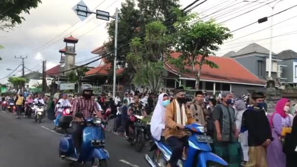 Балі Індонезія Липня 2022 Мусульмани Повертаються Подвір Мечеті Після Завершення — стокове відео