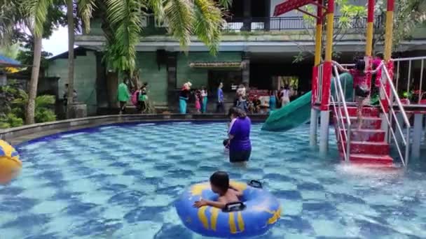 Badung Bali Indonesia July 2022 Visitors Play Outdoor Water Park — Stockvideo