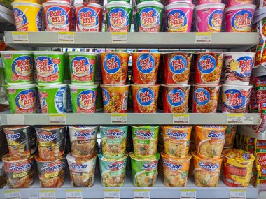 Bali, Endonezya - 13 Ağustos 2022: Süpermarket rafında çeşitli hazır erişteler sergileniyor.