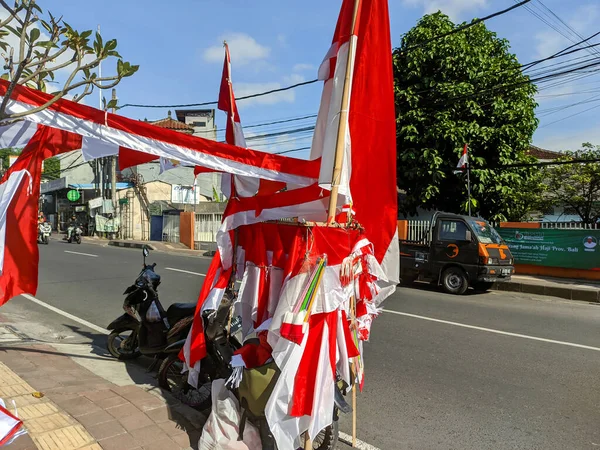 Bali, Endonezya - 6 Ağustos 2022: Endonezya 'nın bağımsızlığını kutlamak için, 17 Ağustos, genellikle mevsimlik bayrak satıcıları.