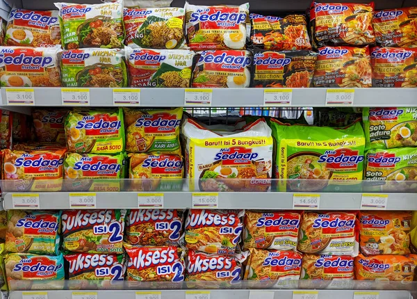 Bali, Endonezya - 13 Ağustos 2022: Süpermarket rafında çeşitli hazır erişteler sergileniyor.